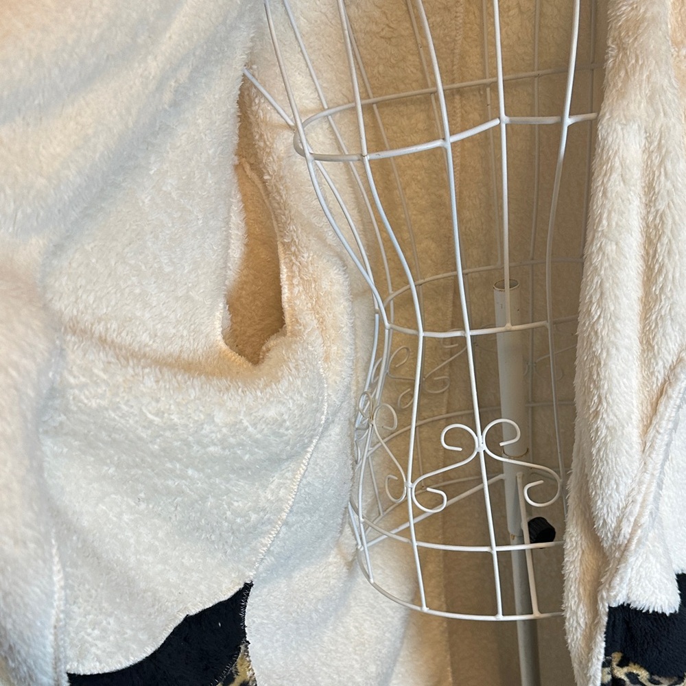 Leopard Print Cream and Black Women's Shacket coat/cardigan - Picture 3 of 4